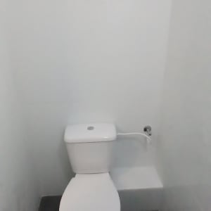 תמונה של שירותים עם קירות לבנים