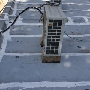 איטום גג עם חומר לבן סביב יחידות מיזוג אוויר