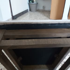 כרית מרופדת על מסגרת עץ של כיסא