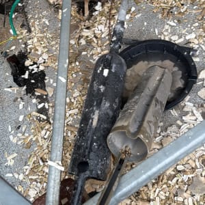 חלקי מתכת וכלים על הקרקע