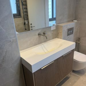 חדר אמבטיה עם כיור, מראה ואסלה