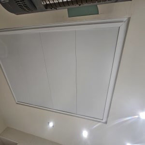 תקרת גבס עם תאורה שקועה ומזגן