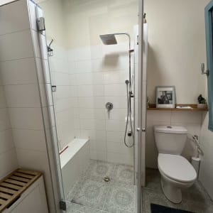 מקלחת עם ראש גשם ודלת זכוכית