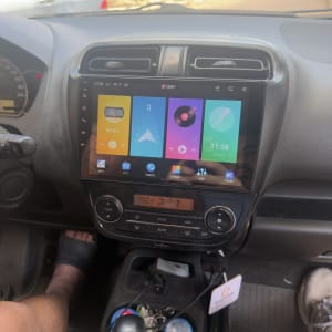 מערכת מולטימדיה לרכב עם מסך מגע מותקנת בדשבורד