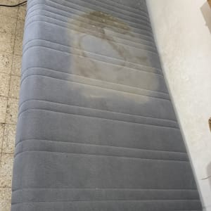 מזרן עם כתם גדול לפני ניקוי