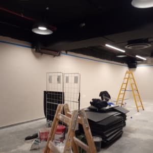 סולם, דלי צבע, קיר צבוע, ציוד צביעה