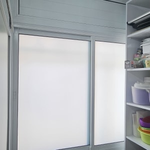 חלון אלומיניום עם מדפים בצד ימין