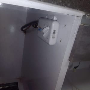 מתג חשמלי לבן עם חוגה מותקן על קיר