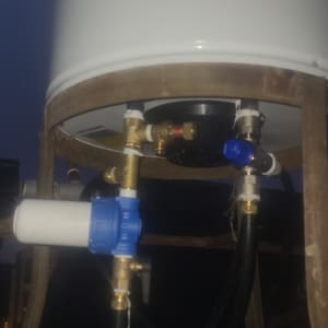 חלקים תחתונים של דוד שמש עם צינורות וחיבורים