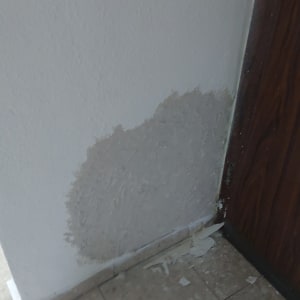 תיקון קיר עם טיח ליד דלת