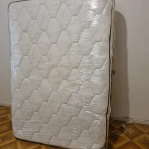 מזרן עטוף בניילון עומד על הרצפה