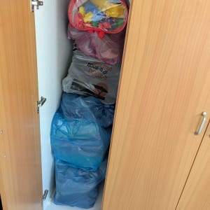ארון פתוח עם שקיות וצעצועים בתוכו