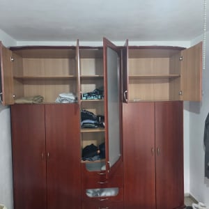 ארון בגדים פתוח עם בגדים בפנים