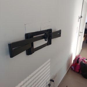 מתקן תלייה לטלוויזיה מותקן על קיר לבן