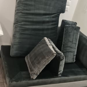 כריות וספה בתהליך ניקוי עם ציוד מתאים