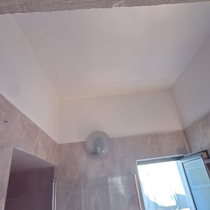 תקרת חדר אמבטיה עם חלון פתוח