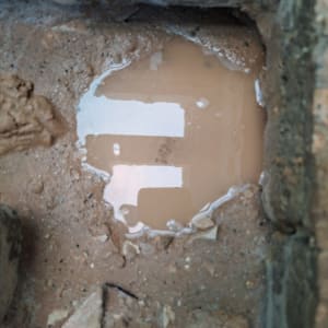 שלולית מים על קרקע עם אבנים