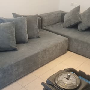 ספות אפורות עם כריות בחדר
