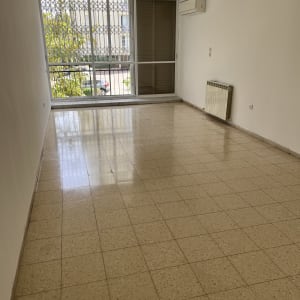 רצפה נקייה ומבריקה בחדר ריק עם חלון גדול