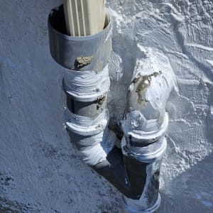 צינור מתכת עם חיבורים מצופים בחומר לבן