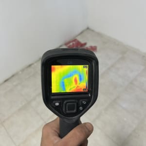 מצלמה תרמית מציגה אזור עם שינויי טמפרטורה