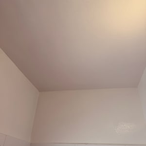 קירות ותקרה צבועים בלבן עם כיסוי אדום