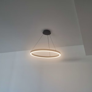 מנורת תקרה עגולה תלויה בחדר