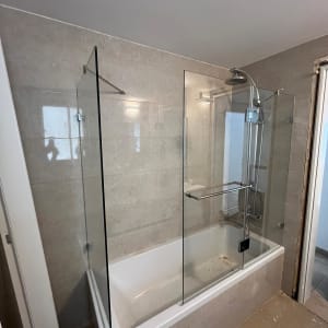 מקלחת עם אמבטיה, דלתות זכוכית וראש מקלחת