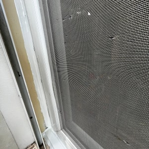 חלון עם רשת אטומה לאיטום מפני חרקים
