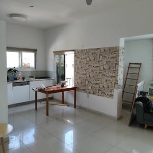 שולחן עץ עם כלי עבודה לצביעת קיר