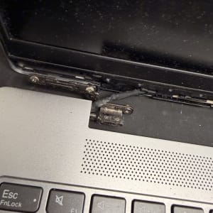 חלק ממחשב נייד עם מסך שבור או פגום