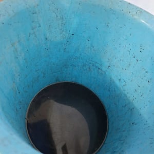 דלי כחול עם מים בתחתית