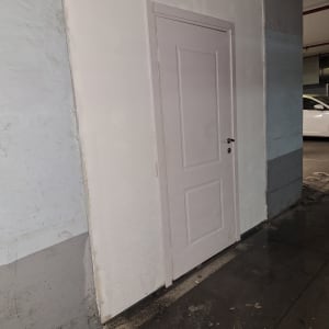 קיר גבס עם דלת כניסה שנבנה ליצירת מחסן גבס בחניון