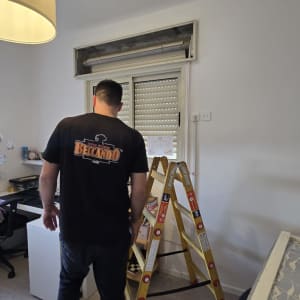 בעל מקצוע בודק ומתקן תריס גלילה חשמלי בדירה
