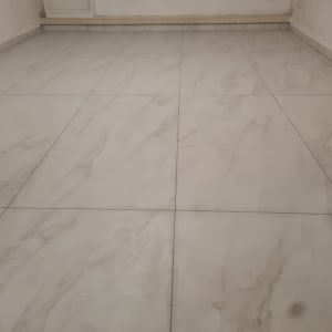 רצפת אריחים חדשה עם דוגמת שיש