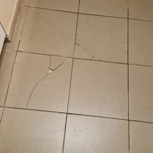 רצפה עם אריחים שבורים ותיקון נדרש