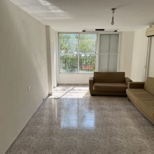 קיר צבוע בלבן עם אור טבעי מהחלון