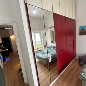 מראה גדולה על דלתות ארון בחדר שינה