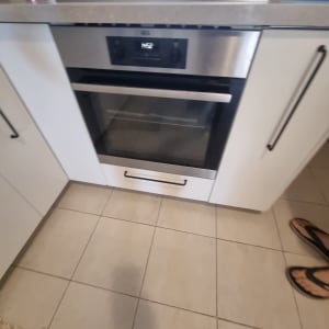 תנור אפייה עם כיריים עליונות במטבח