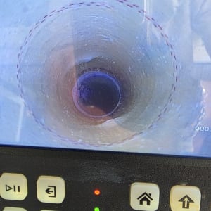 צילום מסך של צינור עם מצלמה פנימית