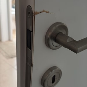 ידית דלת מתכתית עם סימני נזק