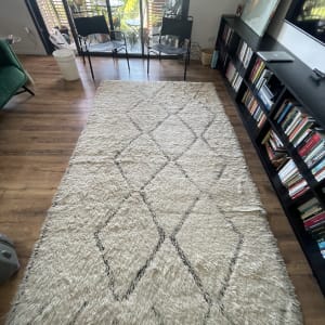 שטיח בהיר עם דוגמאות על רצפת עץ