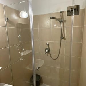 מקלחת עם דלת זכוכית, ראש מקלחת וברז