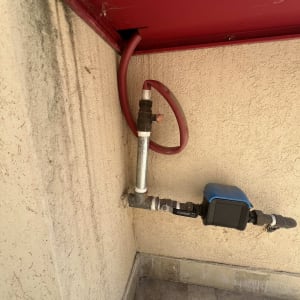 צינור מים עם שסתום וחיבור קיר