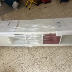 רהיט עטוף בניילון על רצפת אריחים