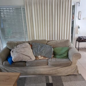 ספה עם כריות ושמיכות מונחות עליה