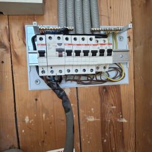 לוח חשמל עם מפסקים וכבלים חשמליים