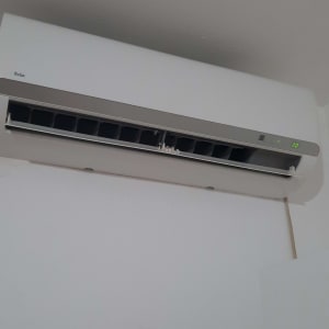 מזגן מותקן על קיר לבן