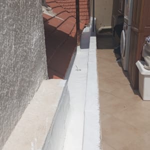 איטום גג עם חומר לבן על תעלה