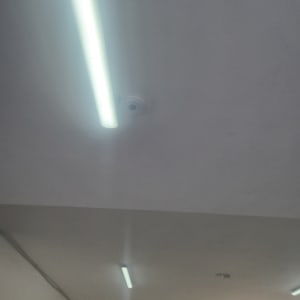 תאורת תקרה עם נורות פלורסנט